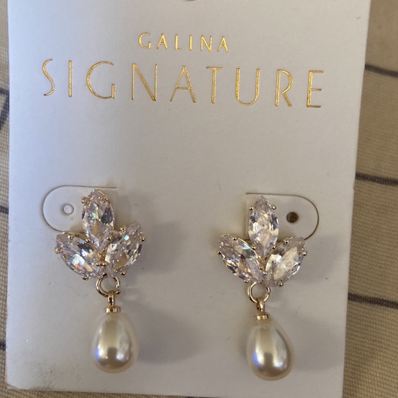 Pearl drop Leaf Crystal Gold Earrings - Picture 6 of 7